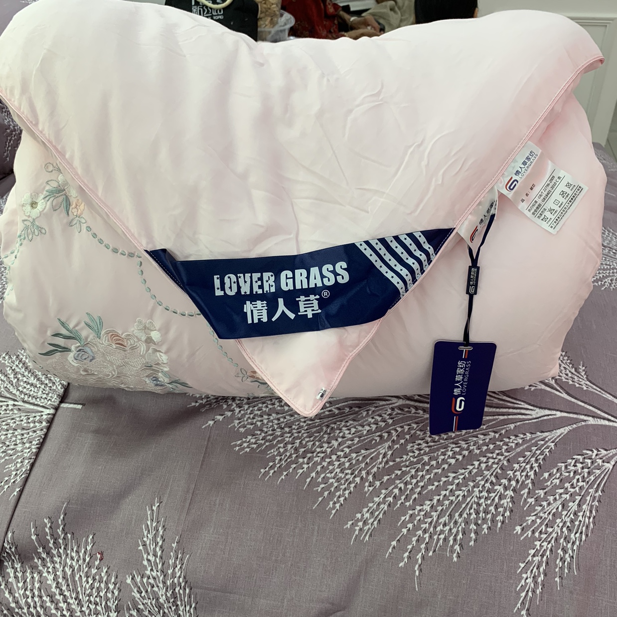 Tencel embroidered winter quilt Item Picture