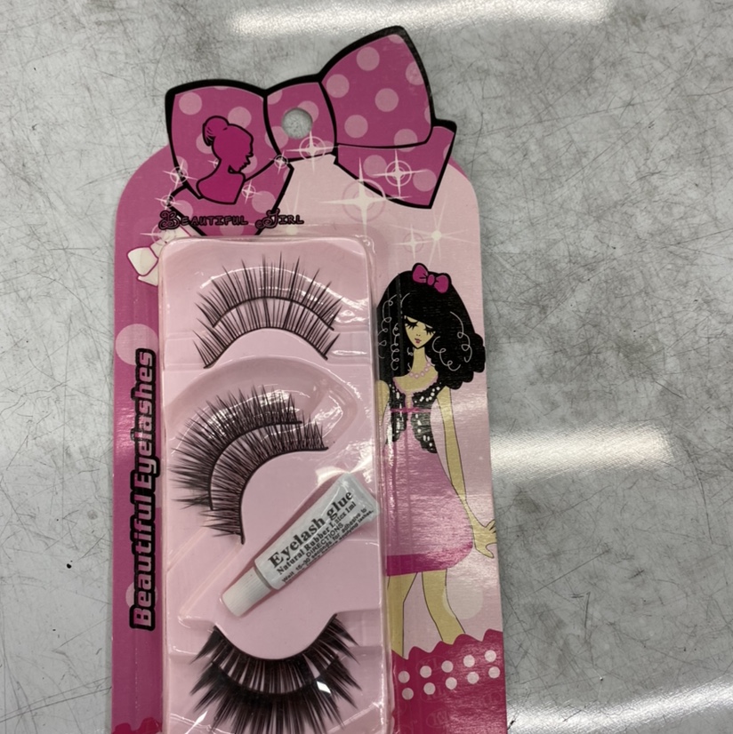 The natural eyelashes of 25 are simulated and curled, with each false eyelash distinct and thick