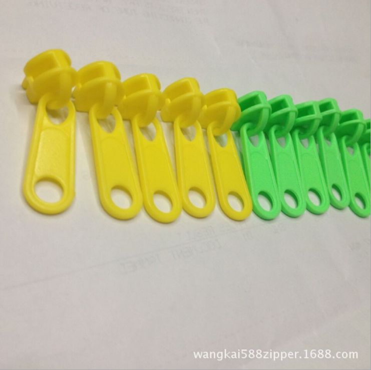 供应各种颜色5#塑料拉头 拉链定做环保 美观实用 不变形 多种优势产品图