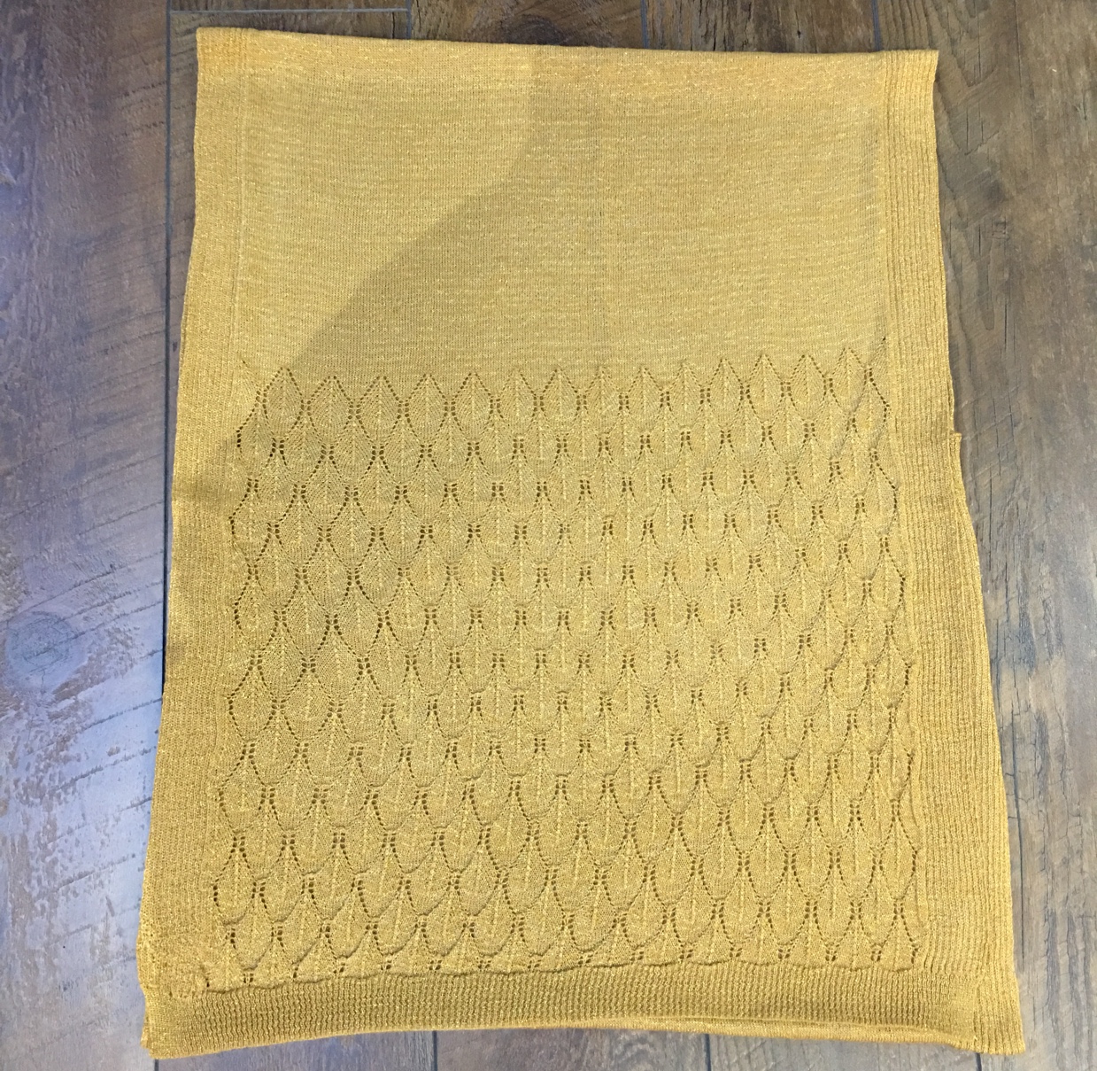 Weave long scarves and shawls of various colors