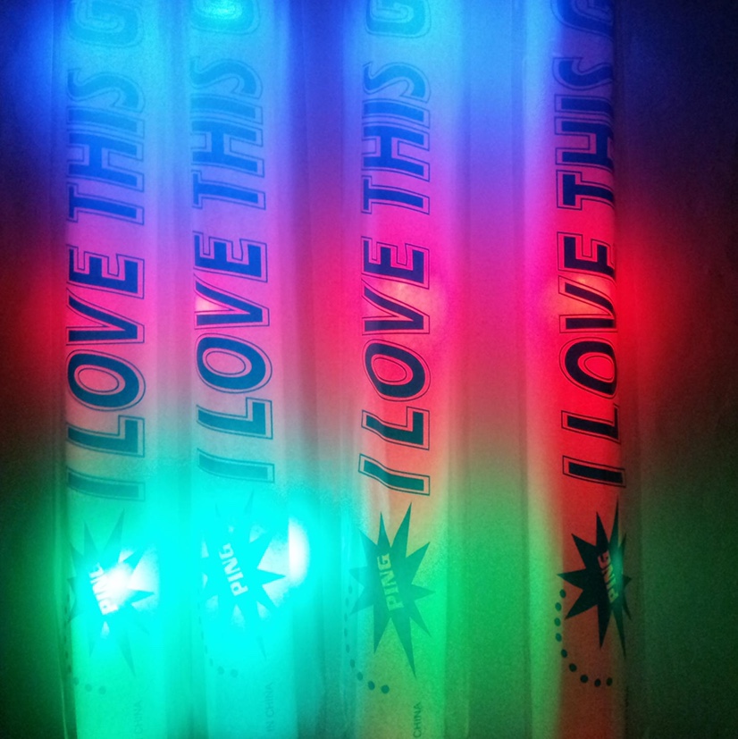 公园夜市地摊货源经典款LED灯七彩泡沫海绵棒闪光棒发光棒荧光棒晚会演唱会酒吧助威道具促销广告礼品赠品logo定制厂家直销产品图