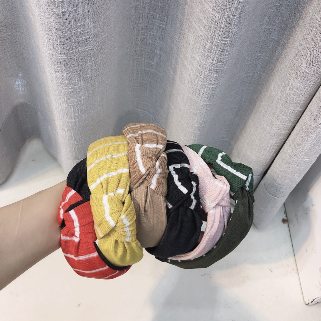 Two-color middle knot of wool