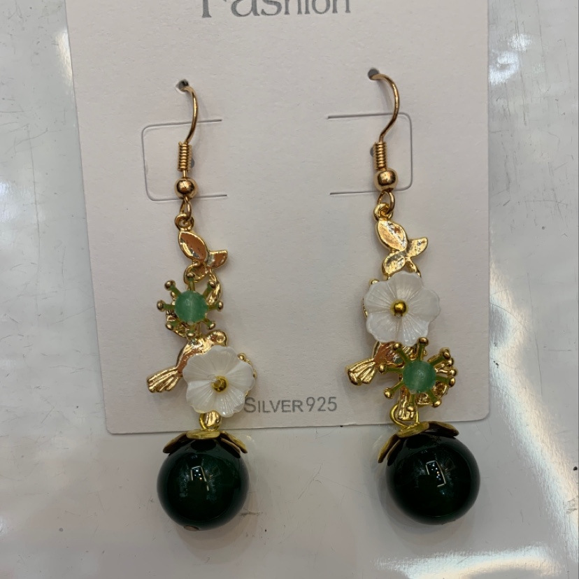 Ancient-style shell flower green agate asymmetrical earrings details Picture