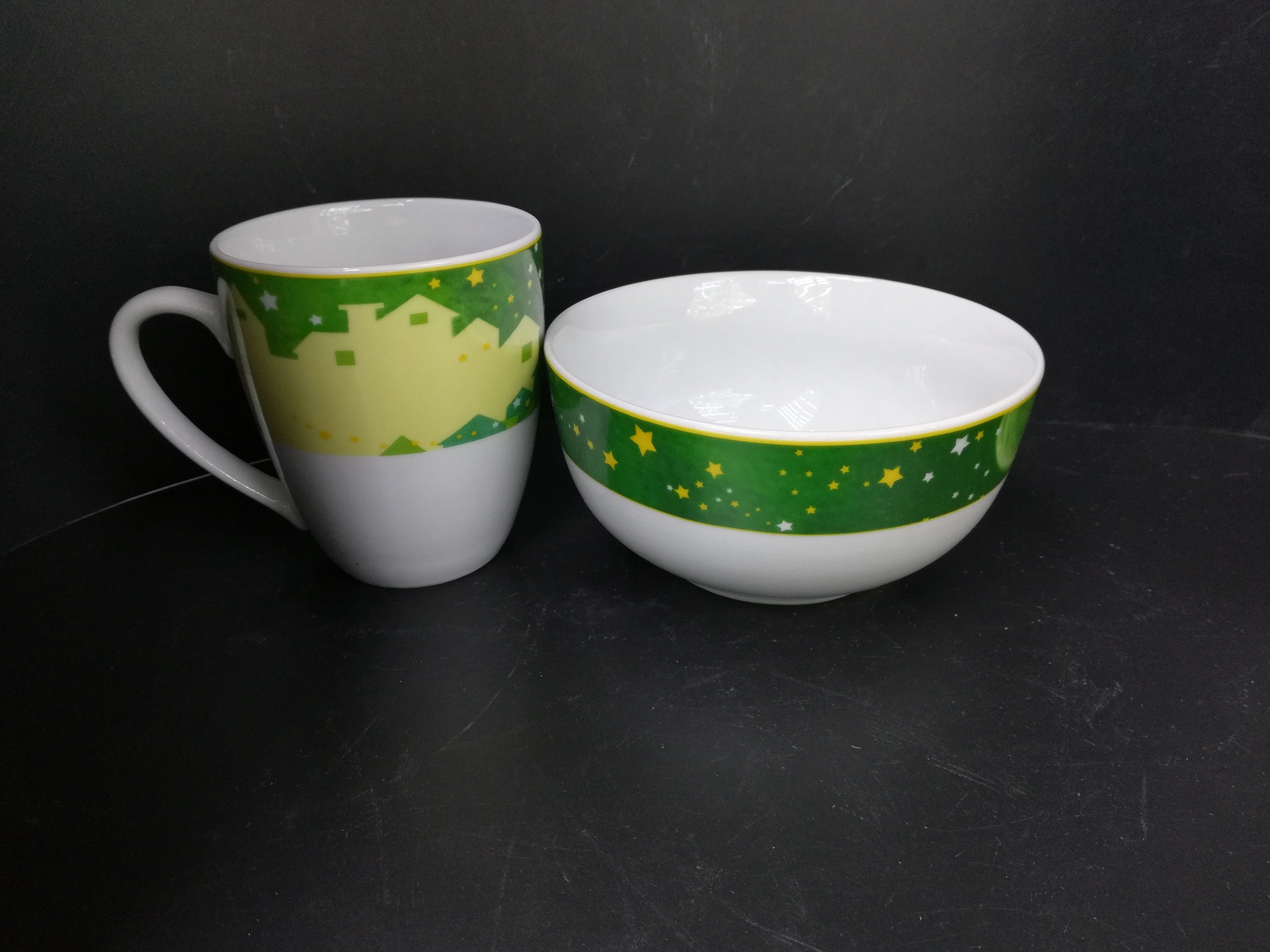 20-Head Ceramic Tableware Set Christmas Tableware Set Application Scenario