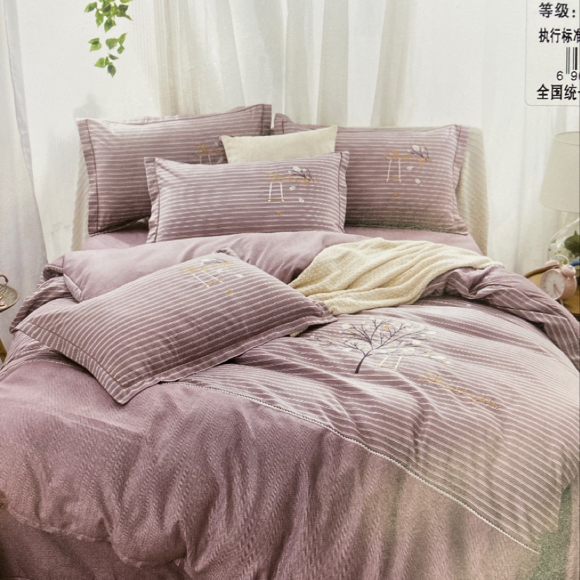 A four-piece set of colored spinning and embroidery