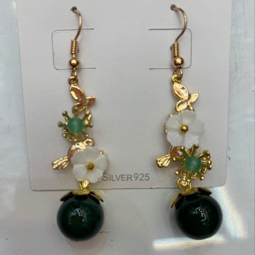 Ancient-style shell flower green agate asymmetrical earrings