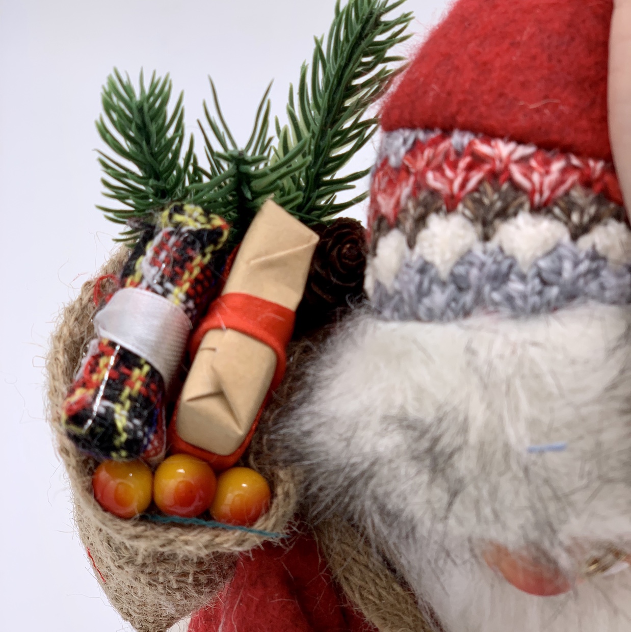 A 30-centimeter luxury beard-hugging Santa Claus Item Picture