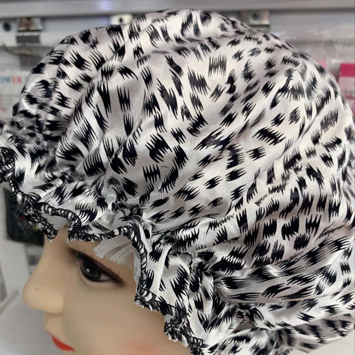 Flowered shower cap details Picture