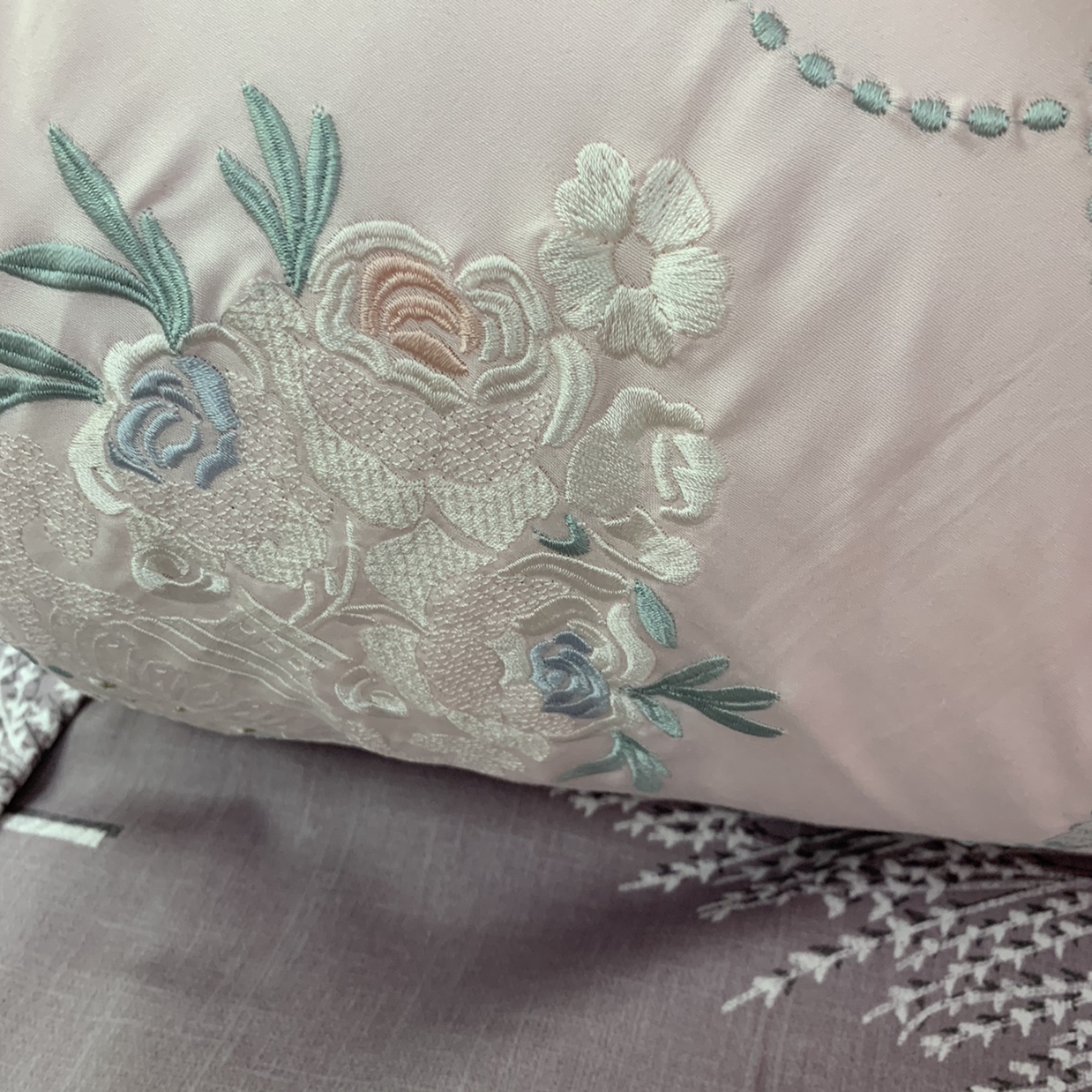 Tencel embroidered winter quilt Specification image