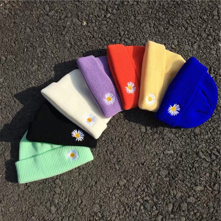 2020 the Daisy 🌼 knitted cap thumbnail