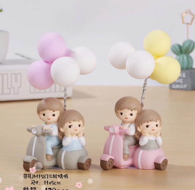 Three - wheeled balloon couple accessories