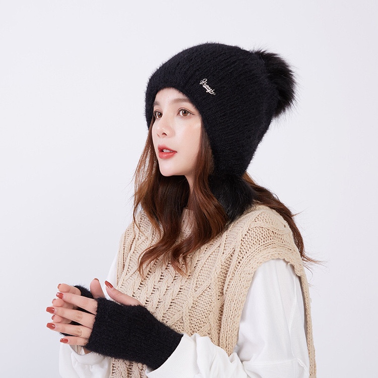 Solid-color knitted hat with gloves for women's outdoor bell-shaped warm hat in autumn and winter, Korean-style non-pilling flat border windbreaker Application Scenario