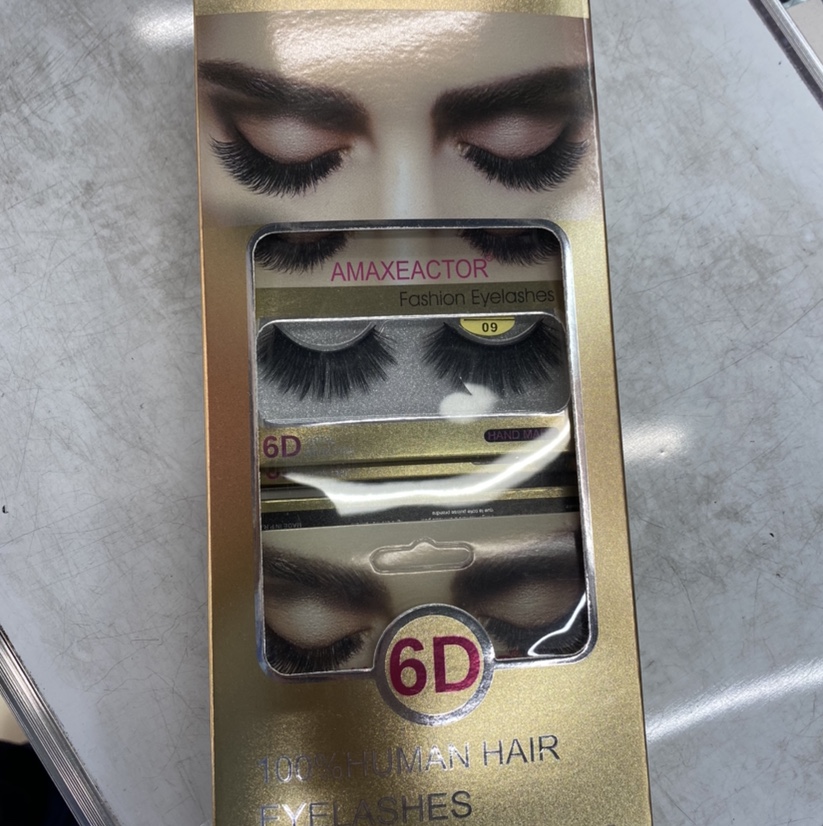 Eyelashes: 29 natural eyelashes, simulated curling, false eyelashes, each distinct and thick