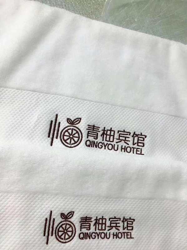 Customized white towels and bath towels for five-star hotels and guesthouses are given away for wholesale Item Picture