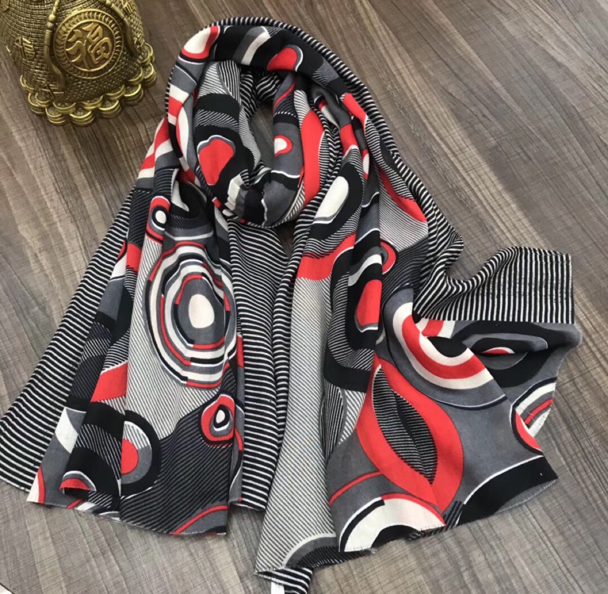 Gold scarf
Autumn and winter fashion printed scarf