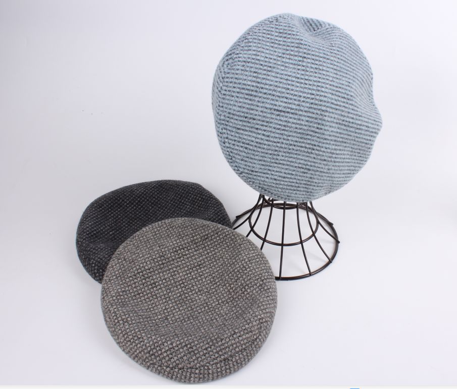 A small checkered wool bud hat detail image 1
