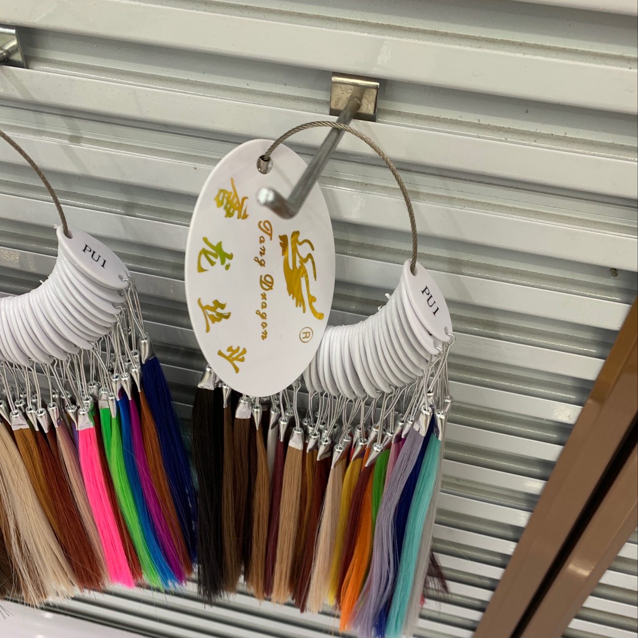 Tanglong PET comes in multiple colors and can be selected to make fake hair P material