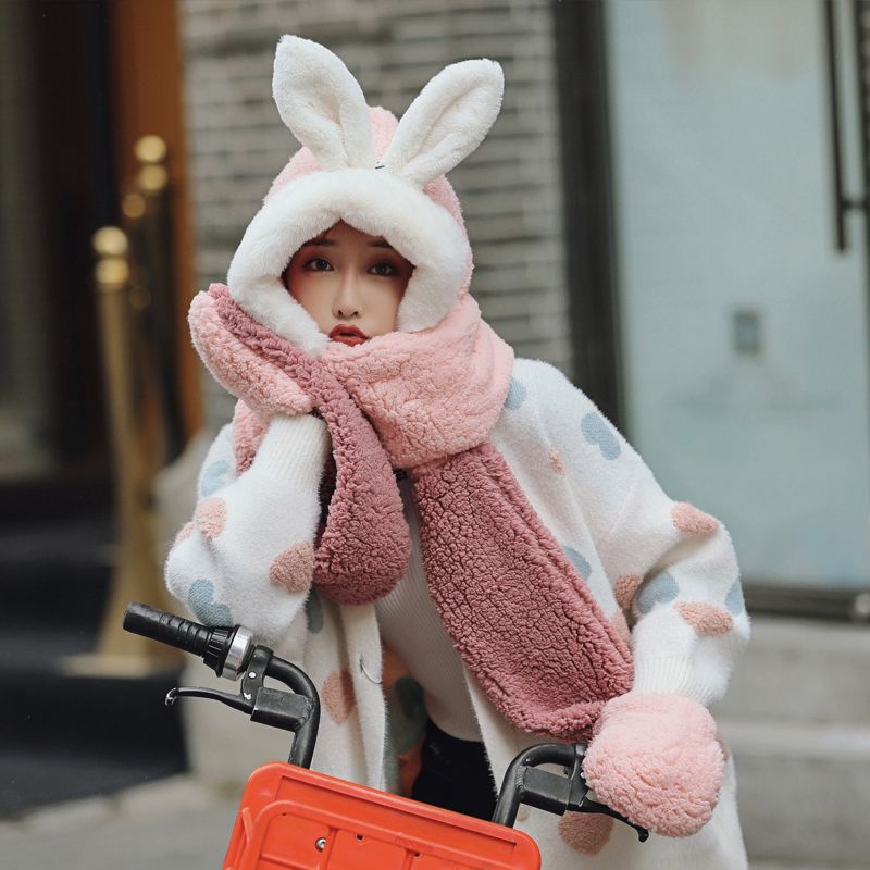 In winter, a sweet and cute Korean girl is a popular online celebrity. She wears a three-piece set of hats, scarves and gloves