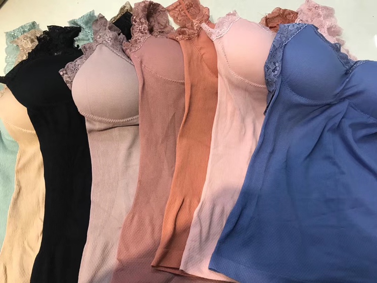 A large-sized summer bra with a slimming belly and a beautiful back, a halter top, is a popular online hit. It can be worn inside with a thin base layer and is a long bra that doesn't need to be worn