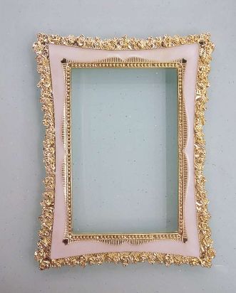 Handle the plastic cover of the popular online photo frame
