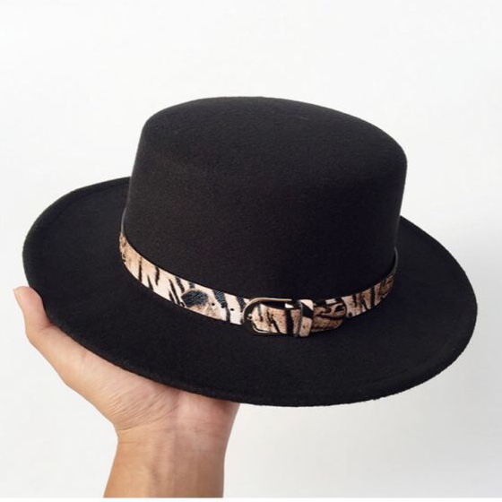 Autumn and winter hats: Women's trendy Korean-style leopard print belt woolen hats, men's retro British domed casual flat top hats Application Scenario