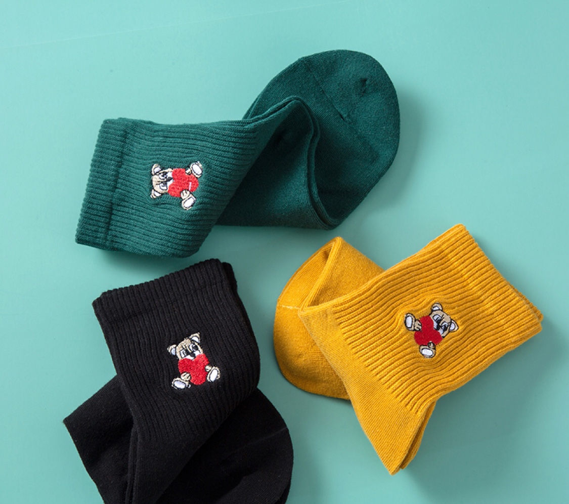 MOXIAO's new women's mid-calf socks with bear embroidery Application Scenario