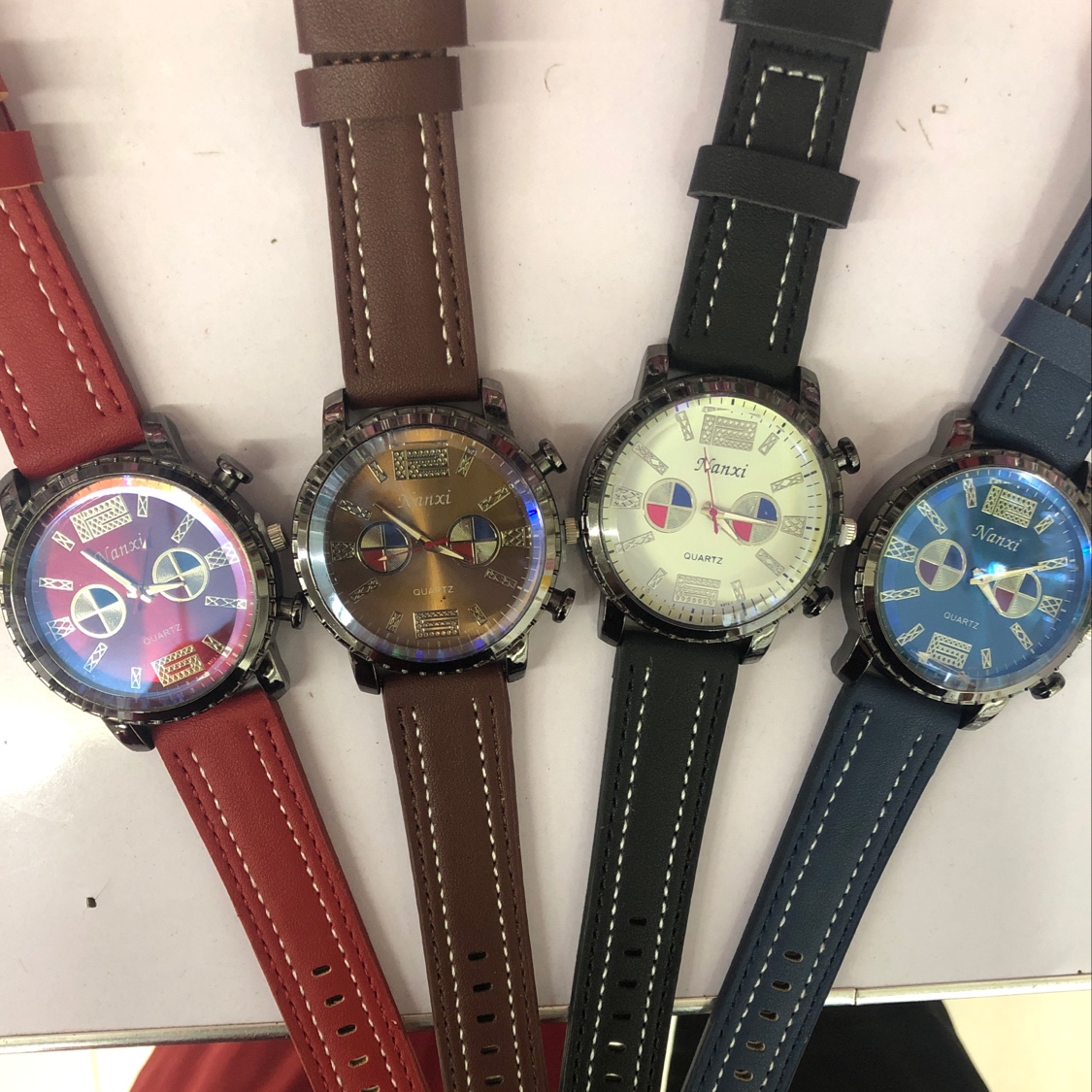 2 ojos hombre reloj