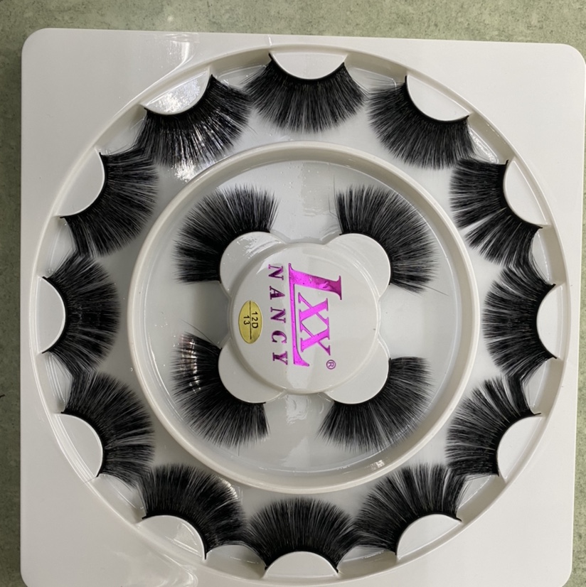 Eyelashes: 64 natural eyelashes, simulated curling, false eyelashes, each one distinct and thick