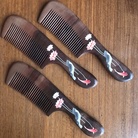 天然原木桃木梳采用彩绘工艺制作带柄细齿梳是居家送礼首选品牌