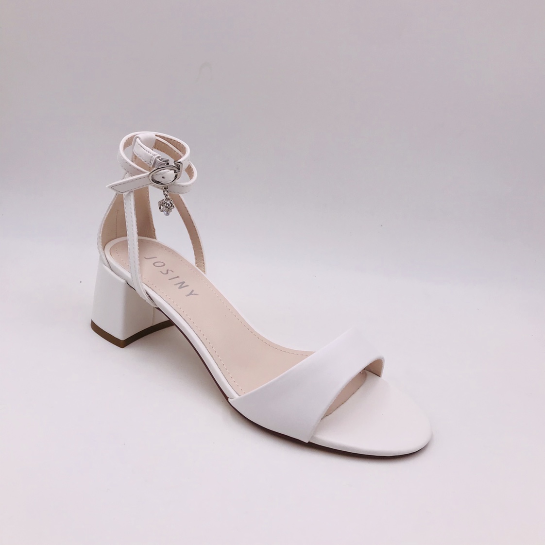 Victory Shoes' new summer sandals for women, open-toe, one-button, high-heeled, thick-heeled, slimming, and water diamond commuting women Application Scenario