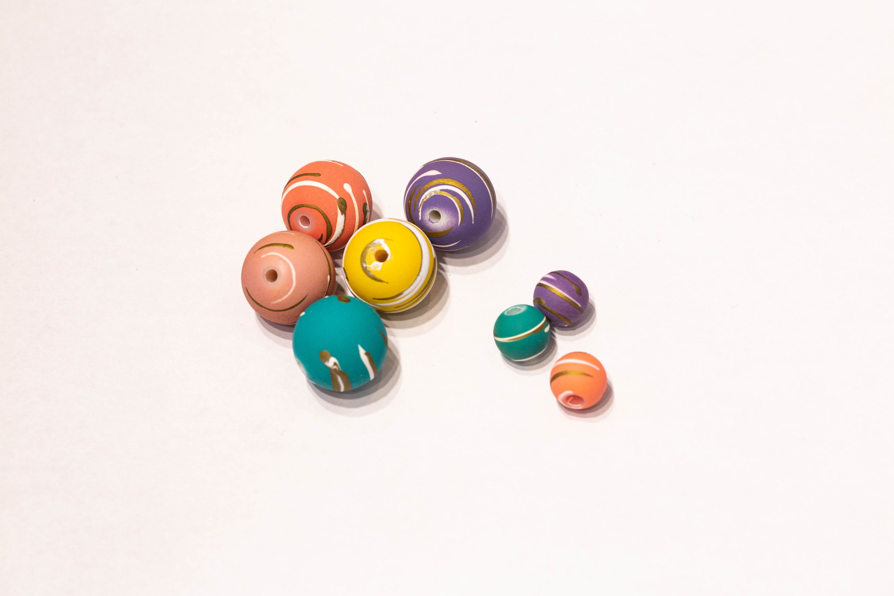 Factory direct sales of rubber painted straight hole round bead headwear accessories, new Korean version striped headband accessories and beads wholesale