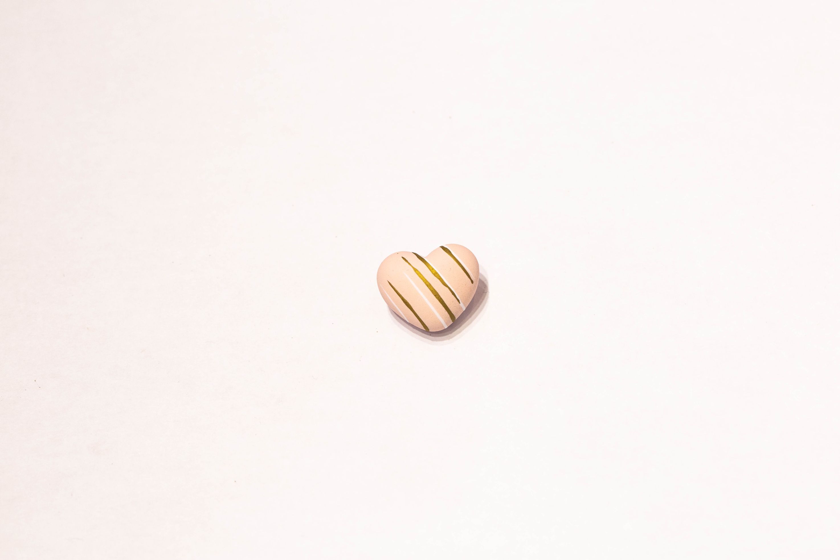 Factory direct sales of rubber painted heart-shaped striped headwear accessories, wholesale of new Korean version striped headband accessories and beads Application Scenario