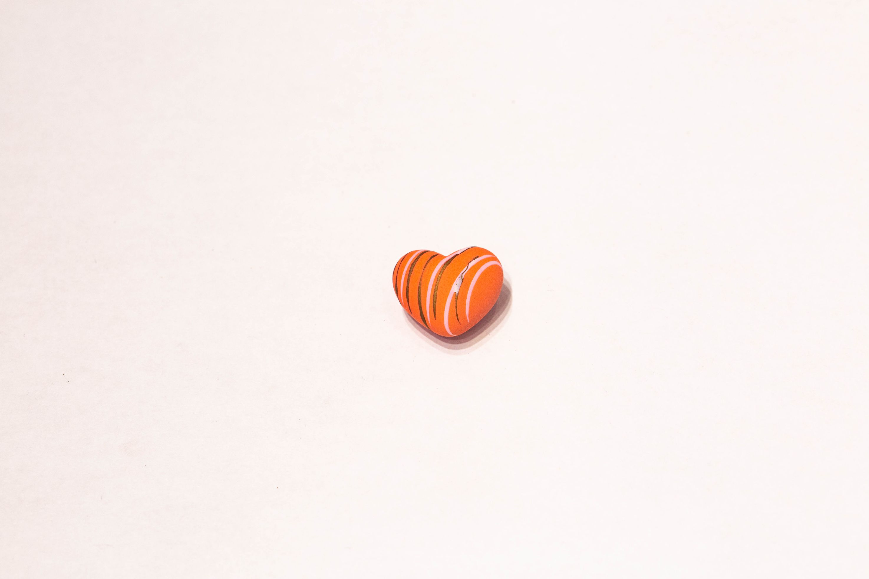 Factory direct sales of rubber painted heart-shaped striped headwear accessories, wholesale of new Korean version striped headband accessories and beads Specification image