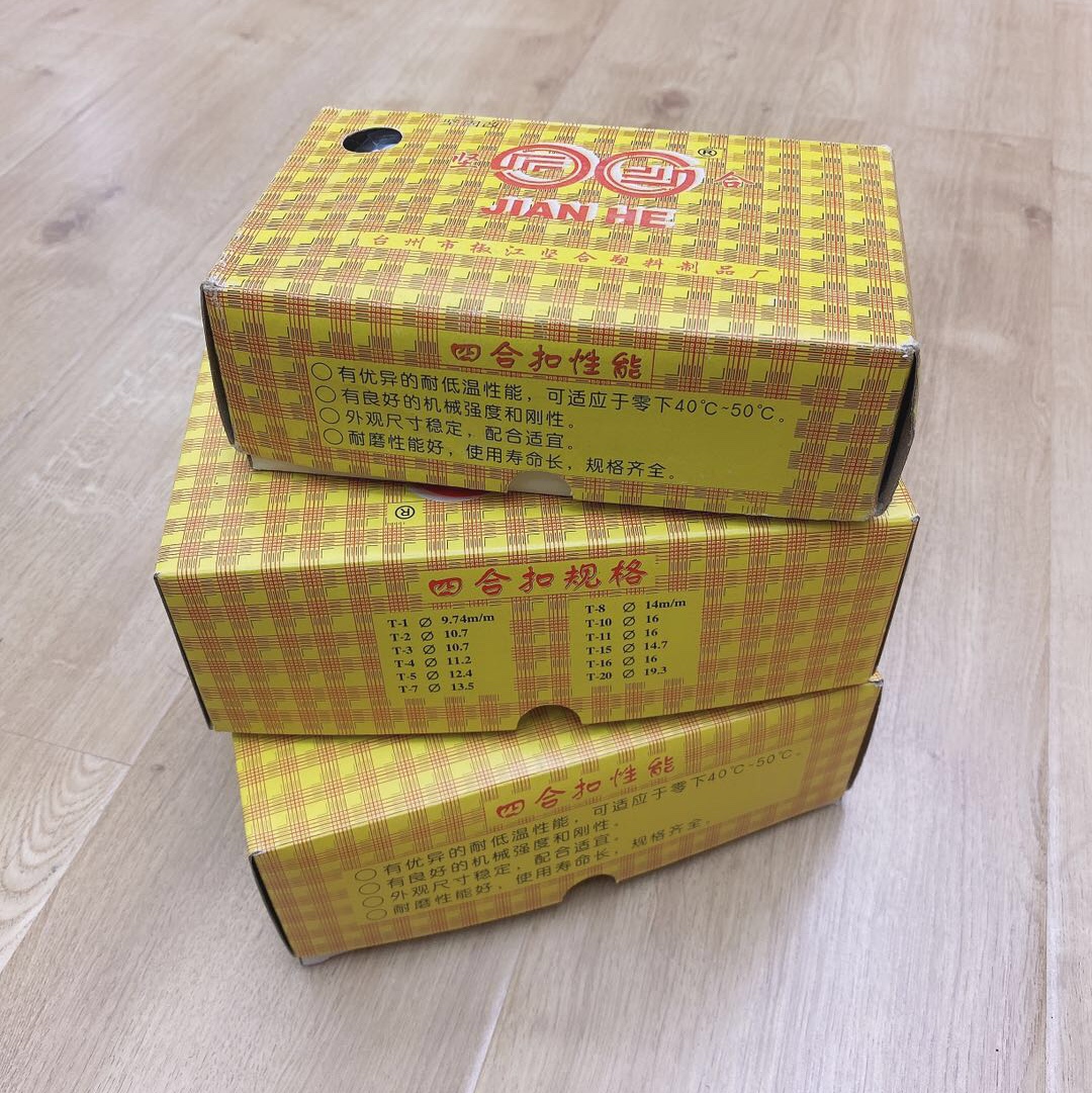 In stock, there are black and white candy color T5 resin four-piece buttons, rain coat buttons, children's clothing snap buttons, file bag hand bowl buttons Application Scenario