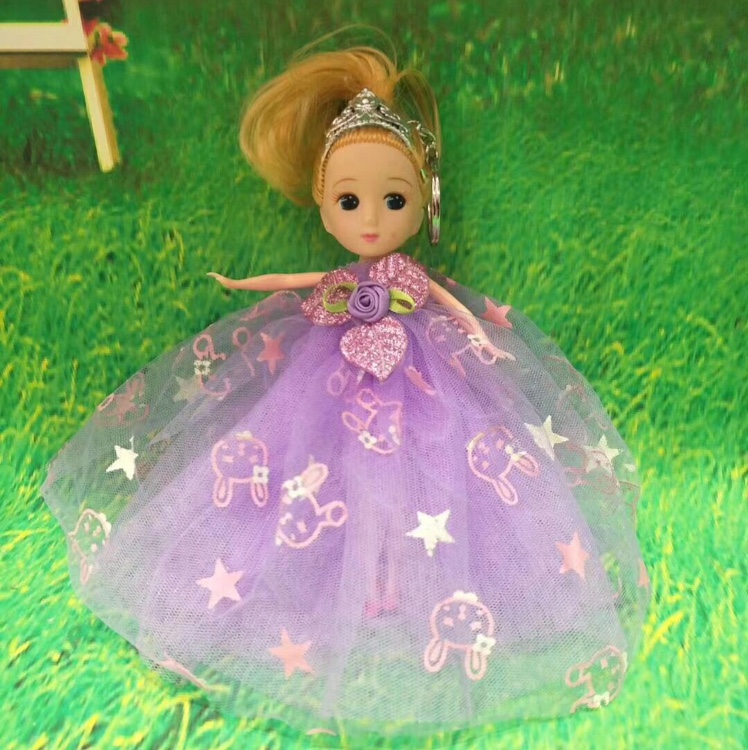 Manufacturers sell small Barbie dolls in the night market by selling children's toy pendants