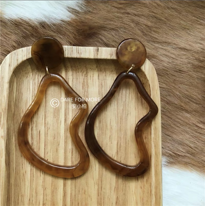 A collection of abstract and exaggerated tortoiseshell stud earrings and earrings from Dongdaemun, South Korea, for autumn and winter Specification image