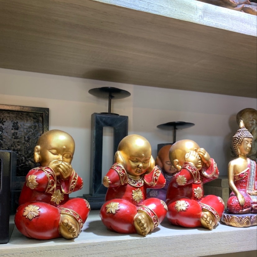 Antique bright red and gold little Novice Monk set home decoration, handicraft, Buddha statue decoration, table decoration Application Scenario