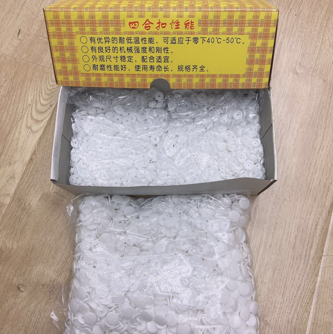 In stock, there are black and white candy color T5 resin four-piece buttons, rain coat buttons, children's clothing snap buttons, file bag hand bowl buttons details Picture