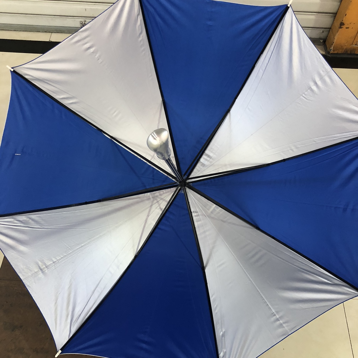 75Cm 8K Double Hand Open Silver Rubber Umbrella Application Scenario