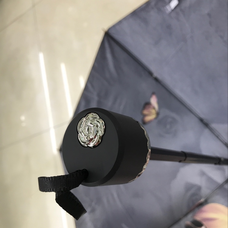 Item No. 3674E: Sunken Fish and Fallen Geese, Black Vinyl Transfer Three-fold Double-layer Umbrella Application Scenario