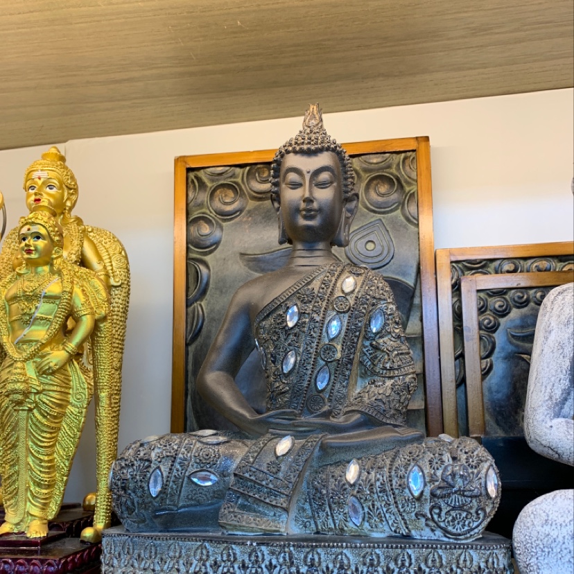 Buddha statue ornaments, handicrafts, candlestick ornaments, creative home decorations, diamond-encrusted Thai imported Buddha statue decorative stands Application Scenario