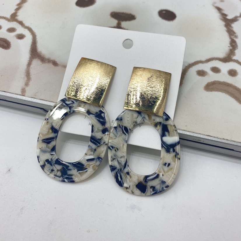 Metal marble-patterned resin color-blocking stud earrings, exaggerated large earrings, trendy and exquisite earrings for women Application Scenario