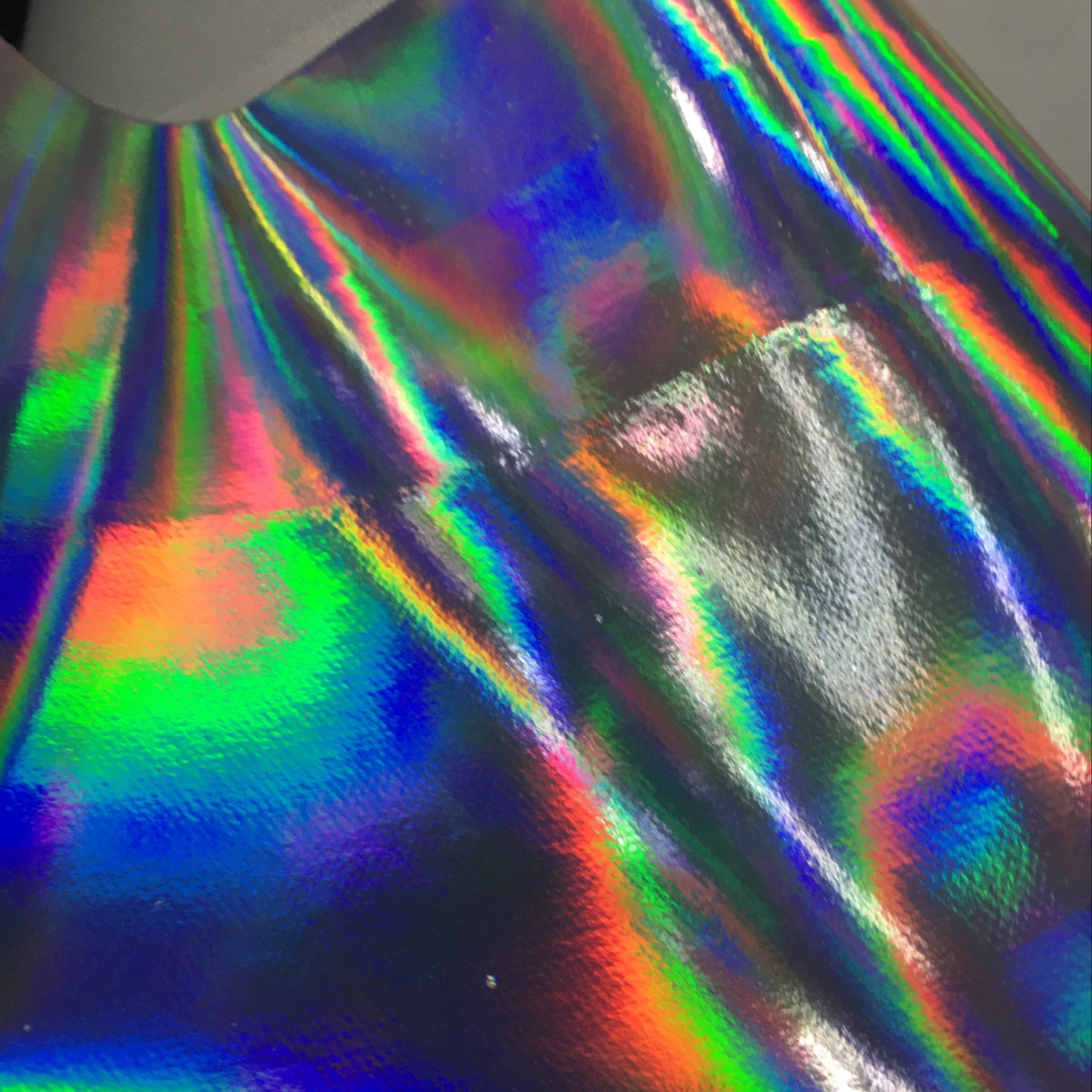 Hot-selling new PU laser-colored leather is in large stock for high, medium and low-end luggage, sofa, shoe materials and fabrics