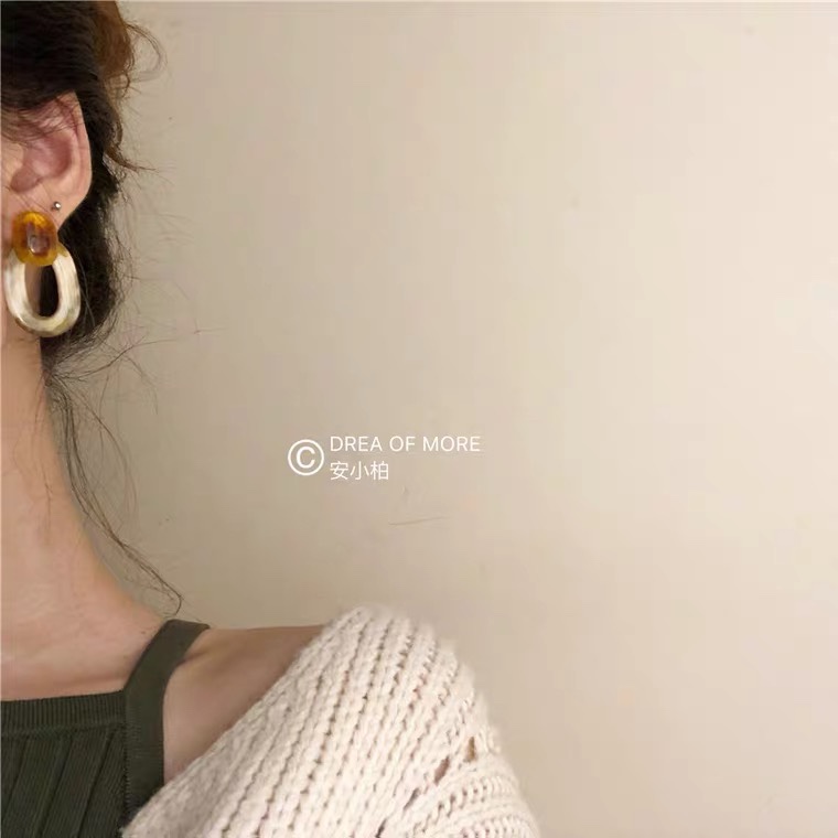 French retro, simple and versatile, cold style acrylic chic women's silver needle earrings and stud earrings from Dongdaemun, South Korea details Picture