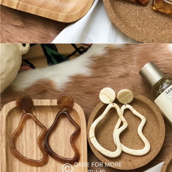 A collection of abstract and exaggerated tortoiseshell stud earrings and earrings from Dongdaemun, South Korea, for autumn and winter