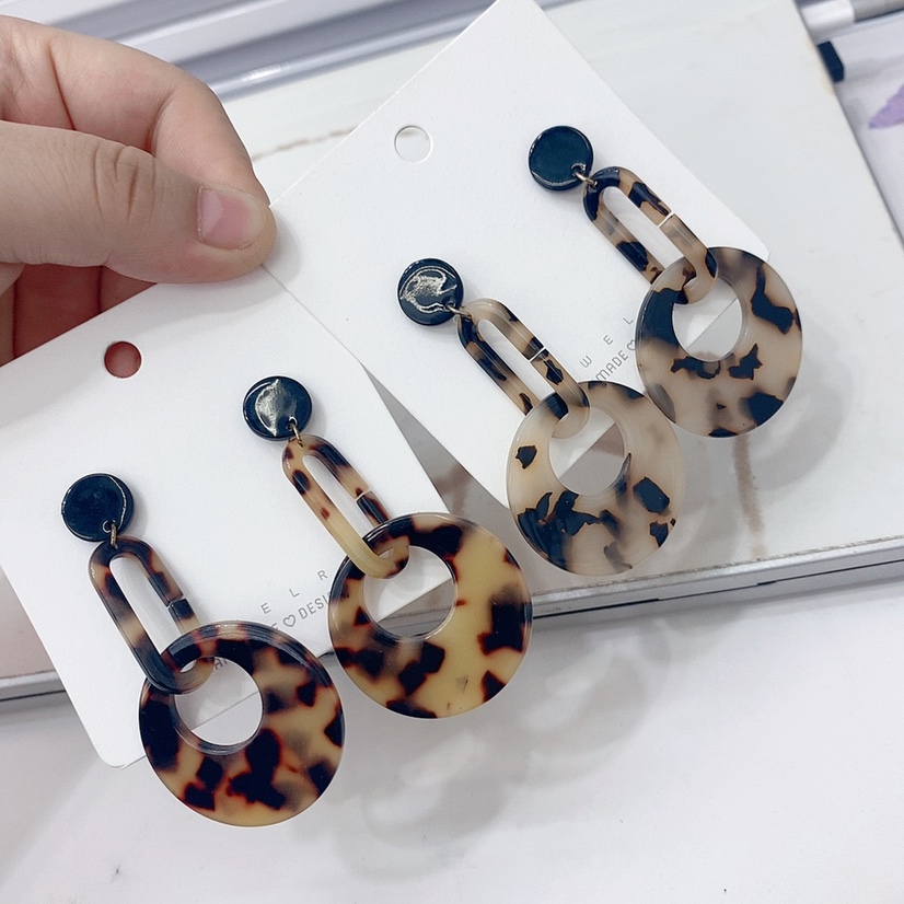 "Super large brand style acrylic series earrings with leopard print texture in Internet celebrity style.