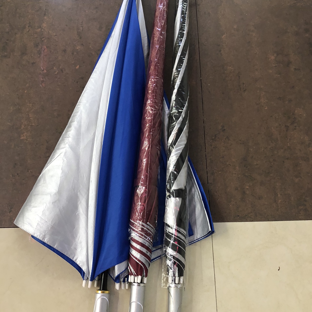 75Cm 8K Double Hand Open Silver Rubber Umbrella Item Picture