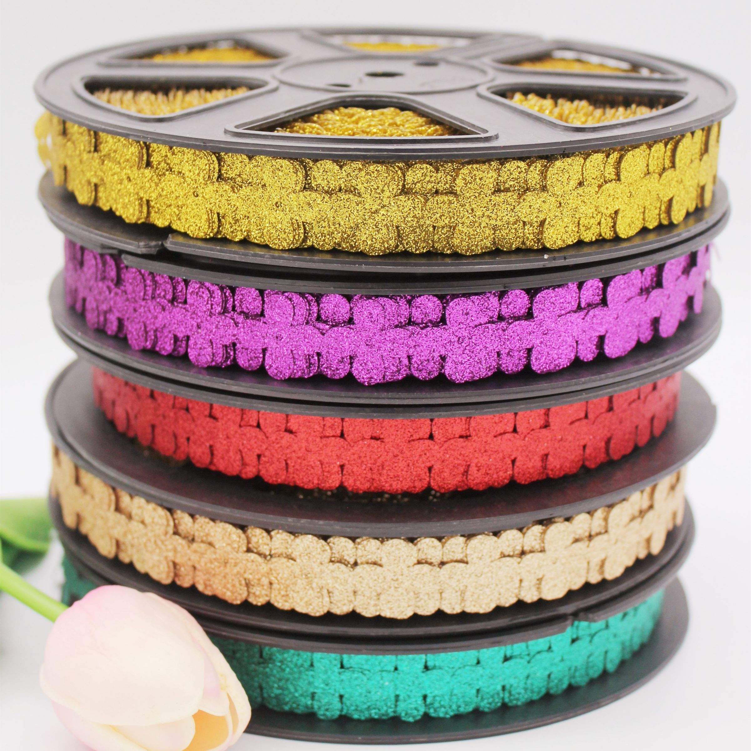 Manufacturer sells four leaf nail sequins customized with sequins and green sequins