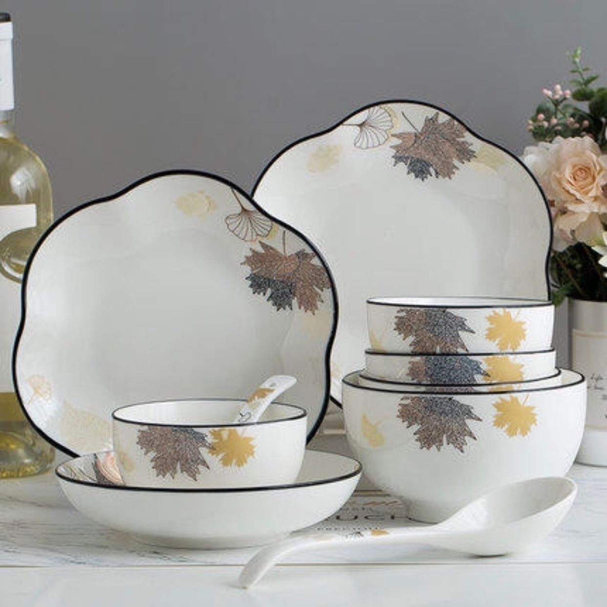 The ceramic tableware, ceramic plates and bowls series are filled with the fragrance of golden leaves