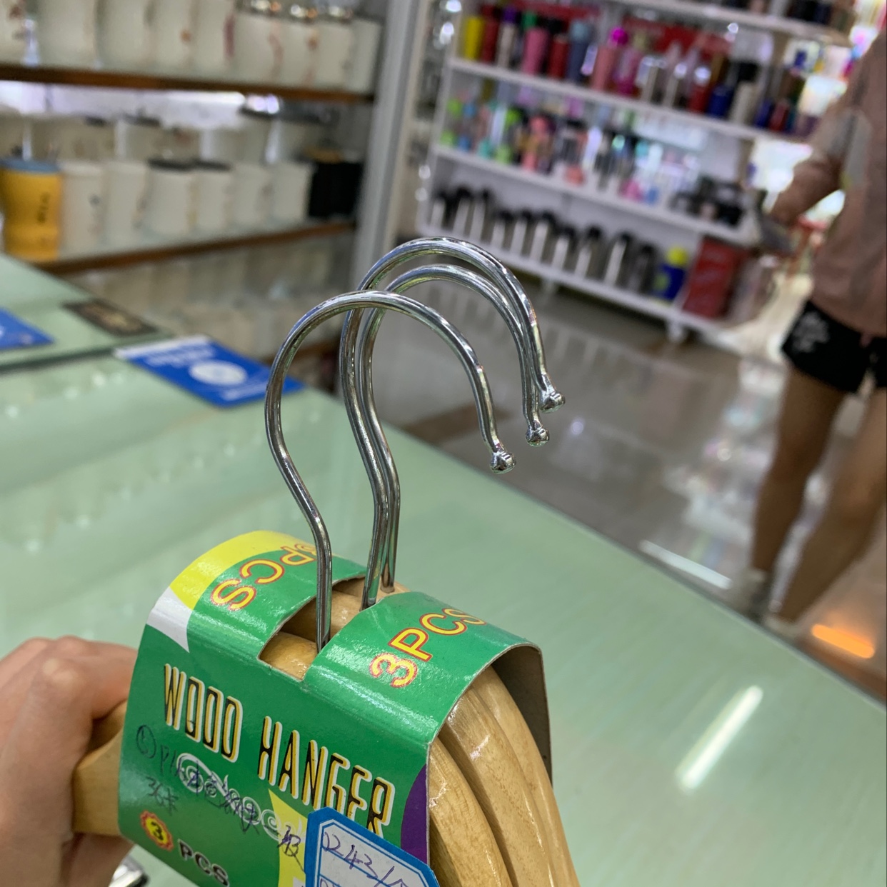 P66本色1二级带钢夹木衣架产品图